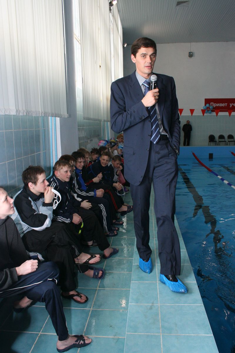 Александр Попов проводит мастер-класс для ртищевских пловцов.