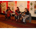 В фойе музея звучала классическая музыка. Трио "Элегия" (Детская школа искусств).