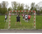 Играют команды "Локомотив" (красные) и "Торпедо" (черно-белые). Для удобства главное футбольное поле разделено на несколько частей и поэтому игра идет "поперек".