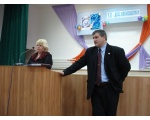 Директор техникума С.А.Манаенков и преподаватель Дрожина Т.Л. знакомятся с будущими студентами.